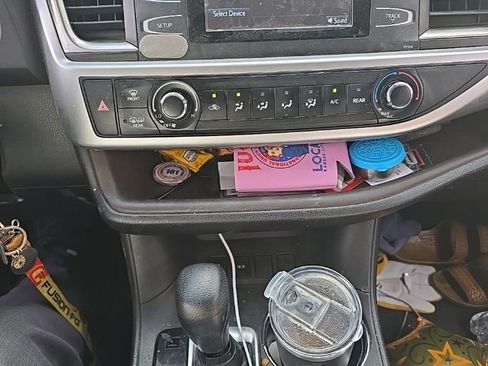 Used 2018 Toyota Highlander LE w/ Carpet Mat Package (TMS) FWD image 5