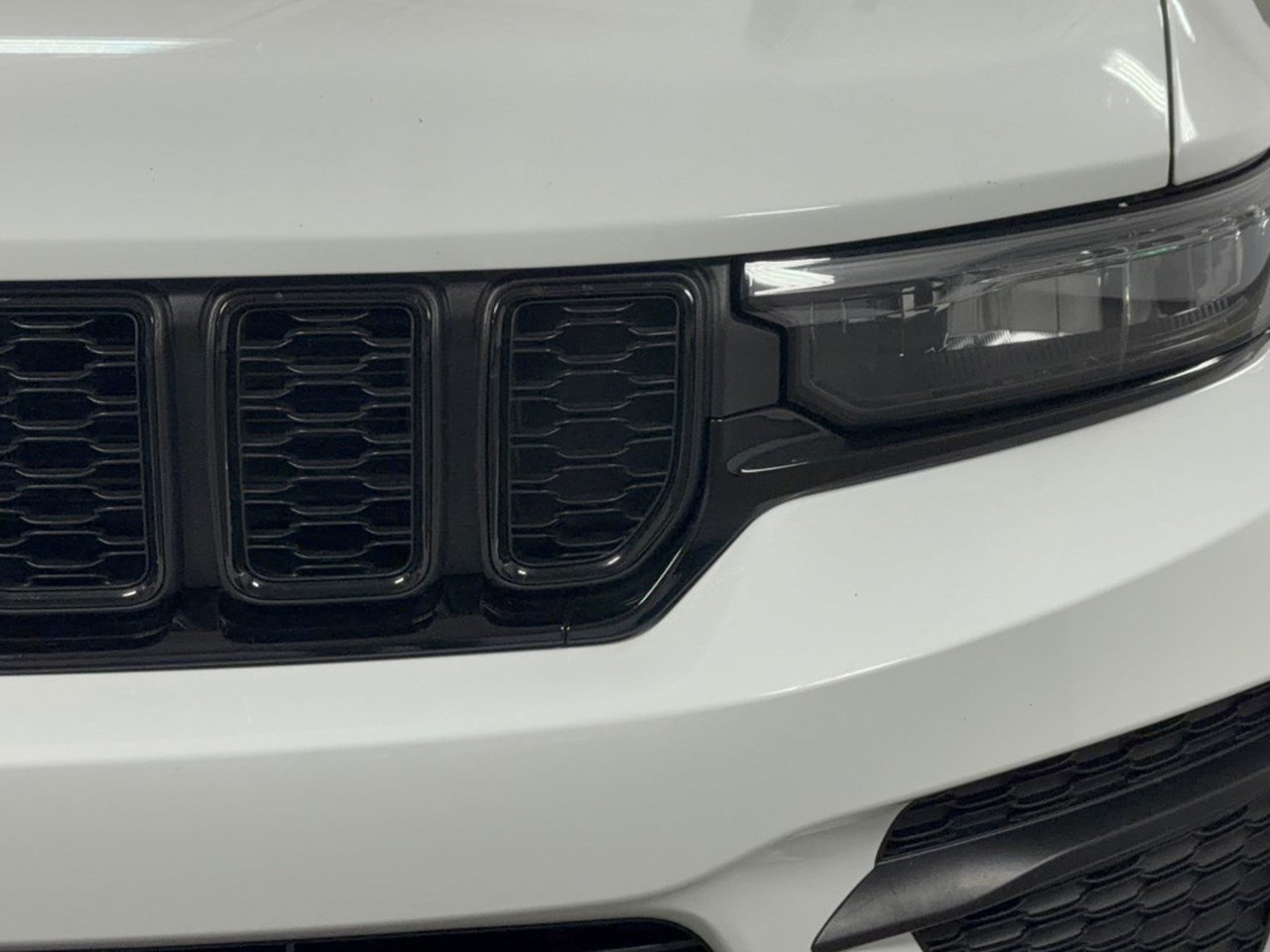 Used 2023 Jeep Grand Cherokee Altitude AWD/4WD image 12