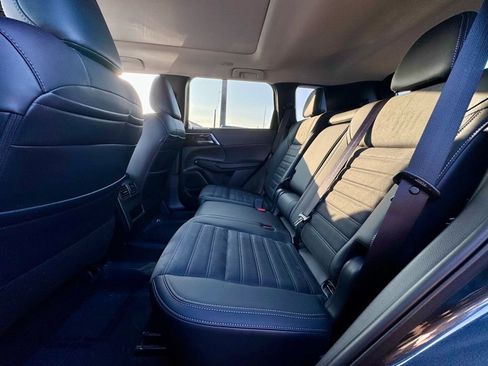 Used 2025 Mitsubishi Outlander SE image 33