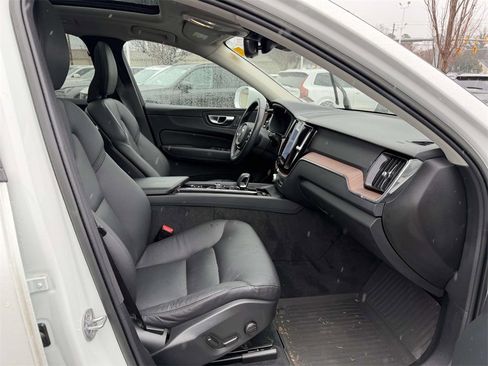 Used 2023 Volvo XC60 B5 Plus image 12