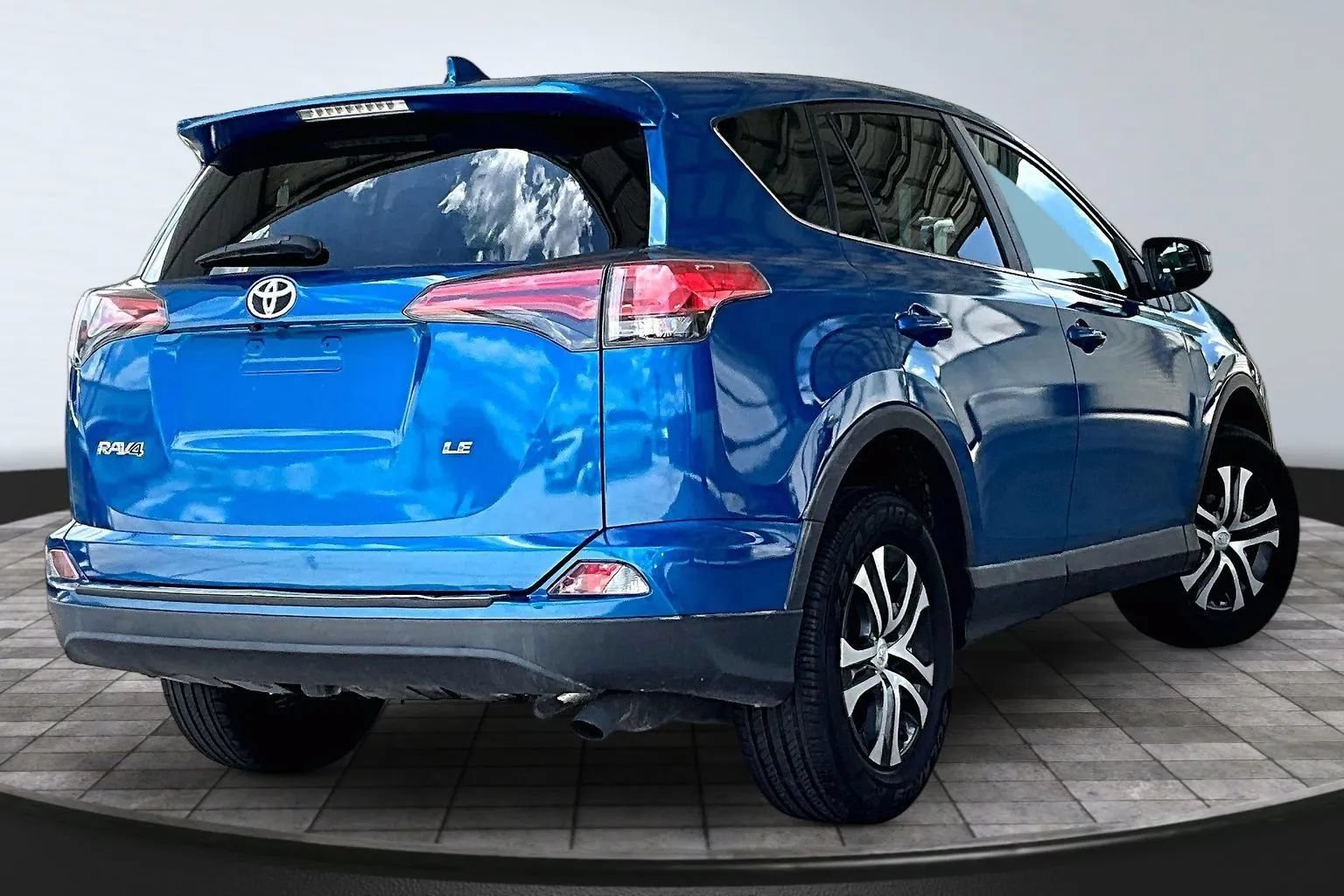 Used 2018 Toyota RAV4 LE w/ All Weather Liner Package FWD image 6