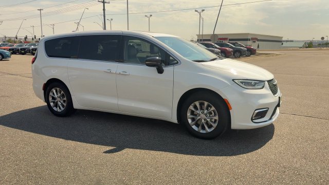 Used 2026 Chrysler Pacifica Limited FWD image 2