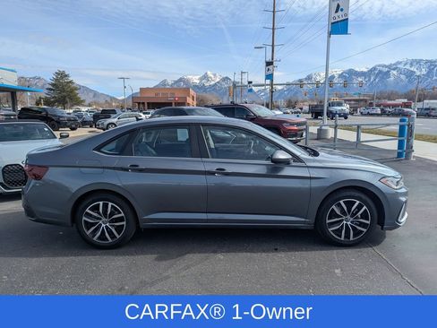 Used 2025 Volkswagen Jetta SE FWD image 2