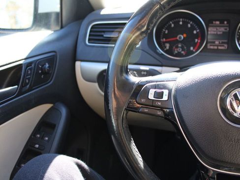 Used 2017 Volkswagen Jetta SE image 37