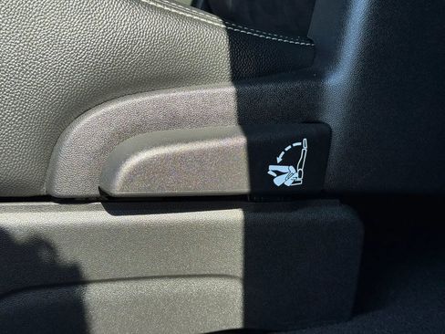 Used 2015 Dodge Grand Caravan SXT image 42