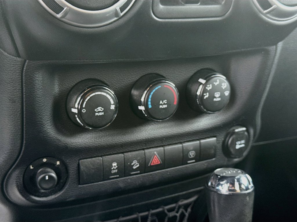 Used 2015 Jeep Wrangler Unlimited Sahara w/ Connectivity Group AWD/4WD image 14