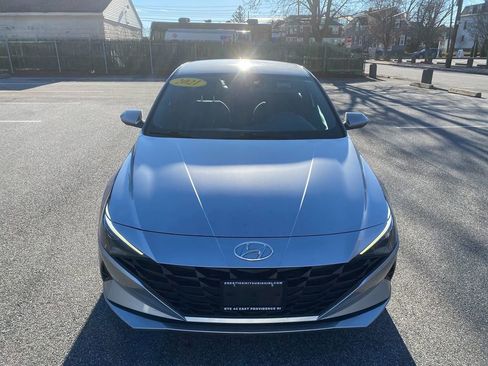 Used 2021 Hyundai Elantra SE image 3