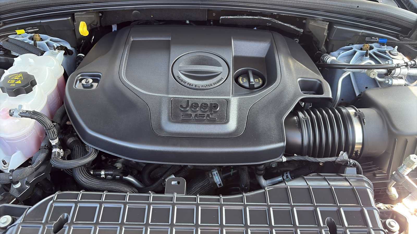 Used 2023 Jeep Grand Cherokee Overland AWD/4WD image 31