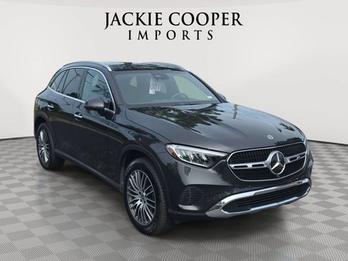 Used 2025 Mercedes-Benz GLC 300 4MATIC image 3