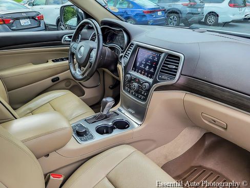 Used 2018 Jeep Grand Cherokee Overland AWD/4WD image 34