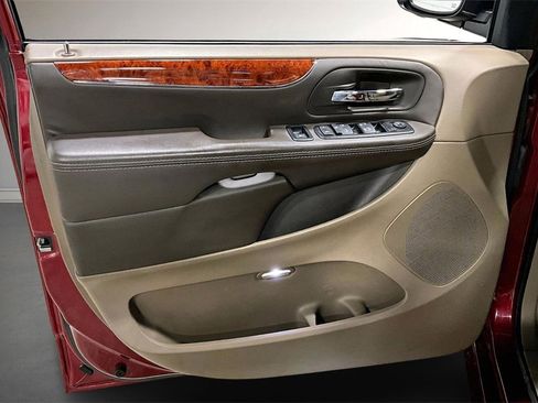 Used 2016 Chrysler Town & Country Touring-L image 20