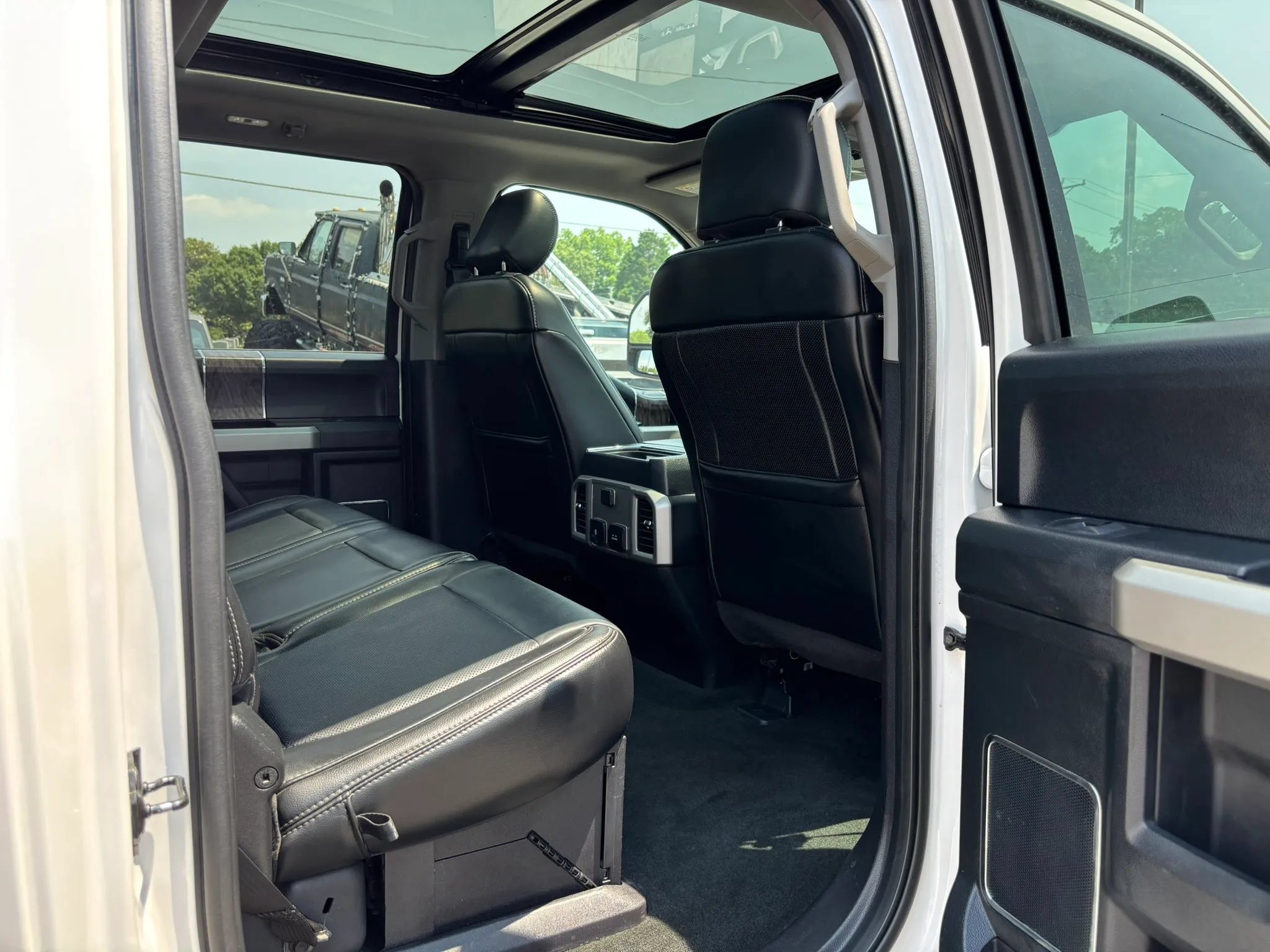 Used 2019 Ford F250 Lariat w/ Lariat Ultimate Package AWD/4WD image 24