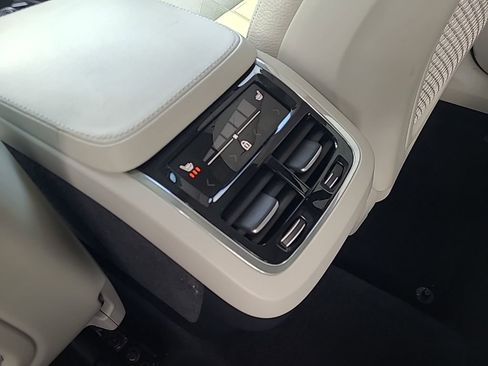 Used 2023 Volvo XC90 B6 Plus image 17