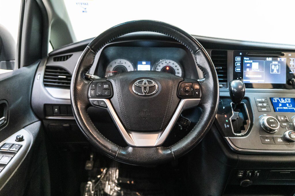 Used 2017 Toyota Sienna SE FWD image 16