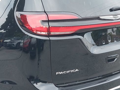 Used 2024 Chrysler Pacifica Limited image 11