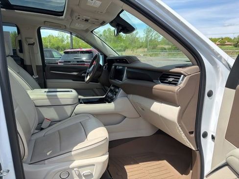 Used 2023 GMC Yukon Denali AWD/4WD image 3