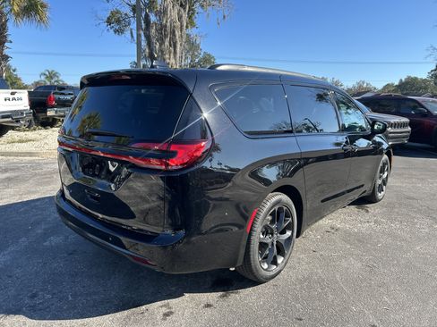 New 2026 Chrysler Pacifica Select w/ S Appearance Package image 8