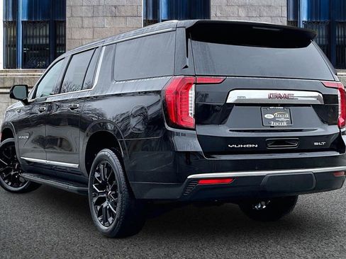 Used 2023 GMC Yukon XL SLT w/ SLT Premium Package image 10