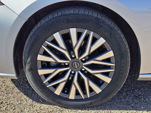 Used 2024 Nissan Altima 2.5 SV image 11