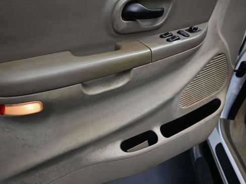 Used 2002 Ford F150 XLT image 11