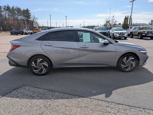 Used 2024 Hyundai Elantra SEL w/ Convenience Package FWD image 7