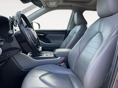 Used 2020 Toyota Highlander XLE AWD/4WD image 9
