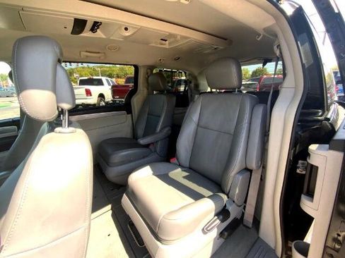 Used 2013 Volkswagen Routan SE image 16