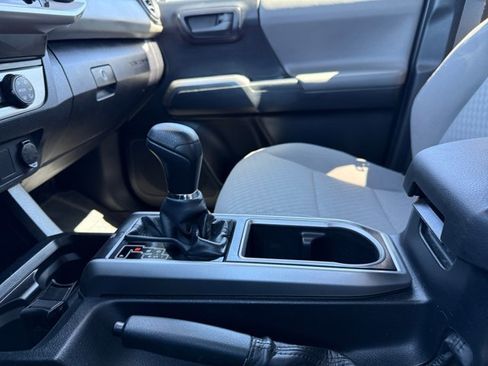 Used 2020 Toyota Tacoma SR5 AWD/4WD image 31