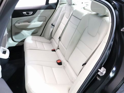 Used 2019 Volvo S60 T5 Momentum w/ Premium Package image 9