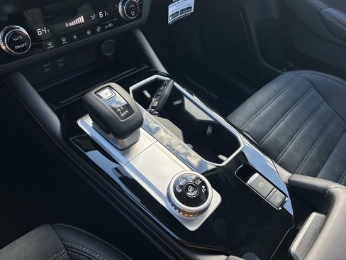 Used 2025 Mitsubishi Outlander SE image 28