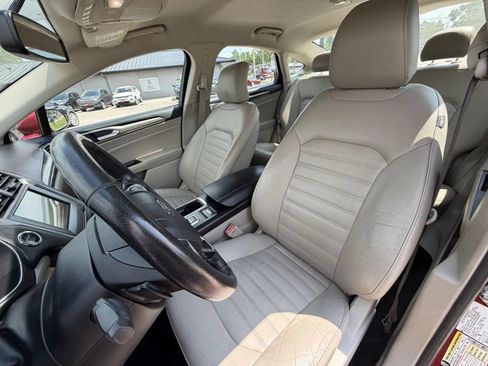 Used 2017 Ford Fusion SE w/ Fusion SE Technology Package FWD image 13