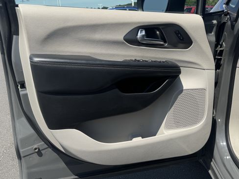 Used 2023 Chrysler Pacifica Touring-L FWD image 16