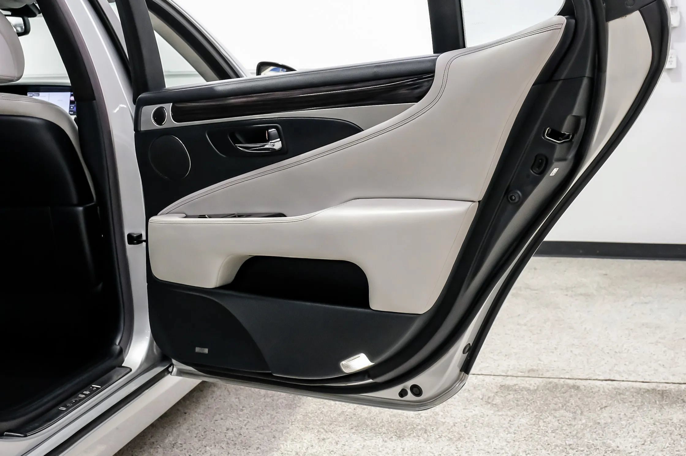 Used 2015 Lexus LS 460 L RWD image 49