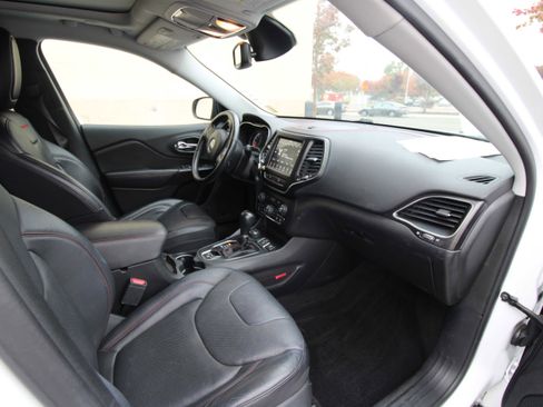 Used 2019 Jeep Cherokee Trailhawk image 25