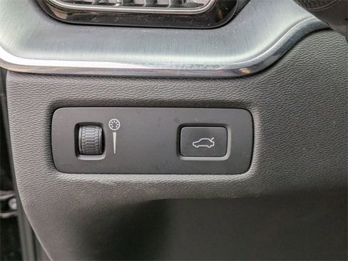 Used 2020 Volvo XC60 T5 Momentum image 11