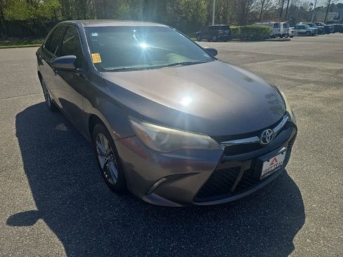 Used 2017 Toyota Camry SE image 3