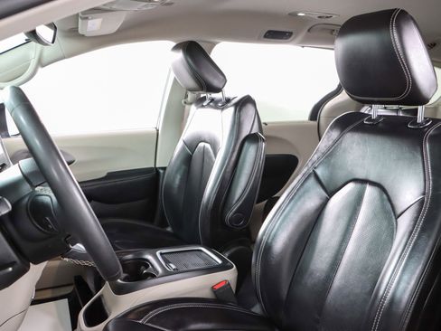 Used 2023 Chrysler Pacifica Touring-L FWD image 24