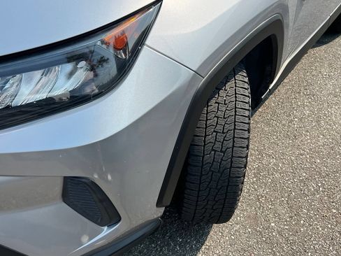 Used 2020 Toyota RAV4 LE AWD/4WD image 3