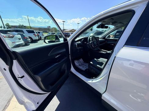 Used 2024 Toyota Grand Highlander AWD image 10