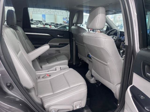 Used 2017 Toyota Highlander XLE AWD/4WD image 8