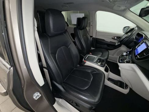 Used 2017 Chrysler Pacifica Touring-L Plus FWD image 15