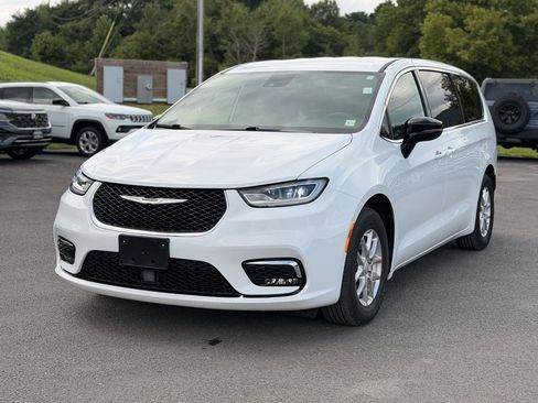 Used 2026 Chrysler Pacifica Select FWD image 3