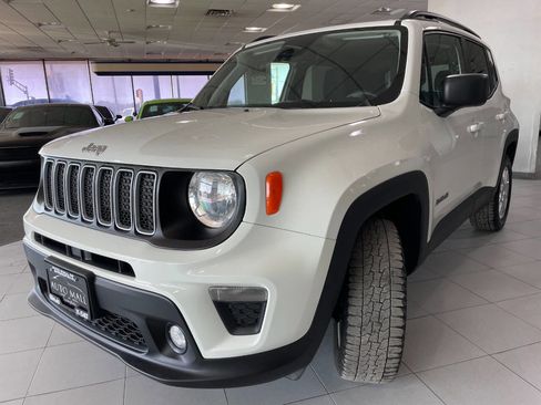 Used 2023 Jeep Renegade Latitude w/ Premium Group image 3
