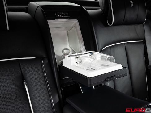 Used 2022 Rolls-Royce Phantom Sedan RWD image 43