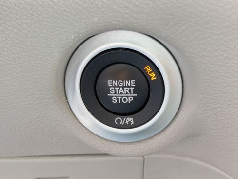 Used 2024 Chrysler Pacifica Touring-L FWD image 21