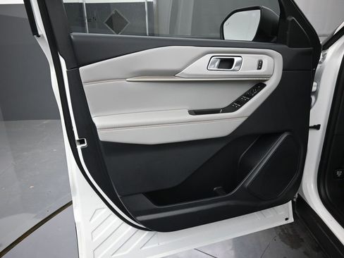 New 2025 Ford Explorer Active w/ Active Comfort Package image 3