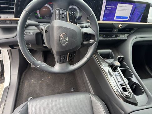 Used 2024 Toyota Crown image 12