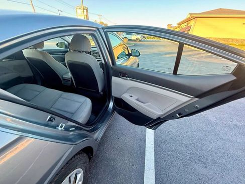 Used 2017 Hyundai Elantra SE image 7