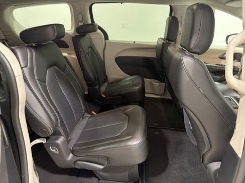 Used 2023 Chrysler Pacifica Touring-L image 24