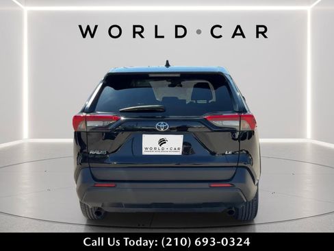 Used 2022 Toyota RAV4 LE image 4